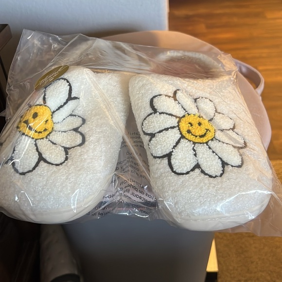‼️FINAL PRICE‼️ Soft Plush Cozy Slippers in Smiley Sunflower - Picture 2 of 3